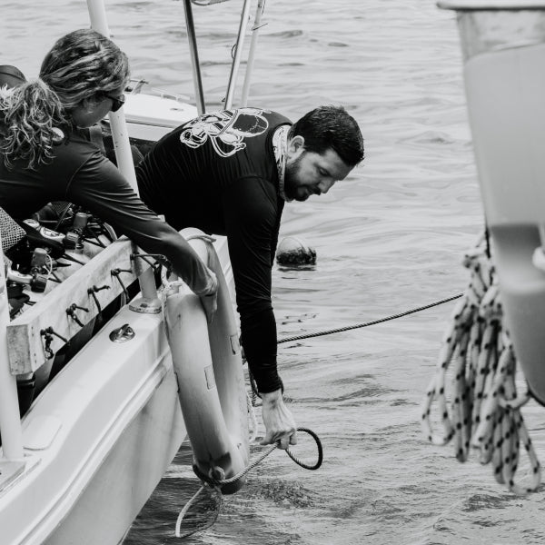 Equipo de investigación en el mar